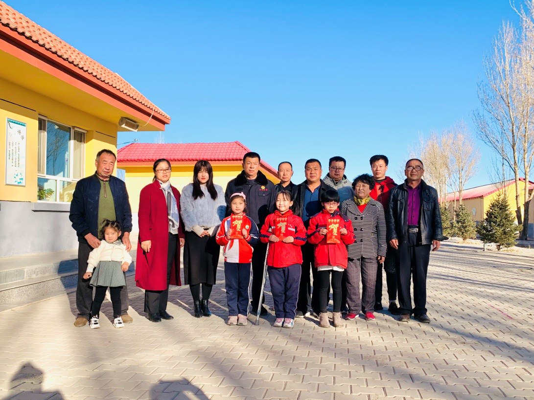 企业进校园，，，，，，温情暖童心
